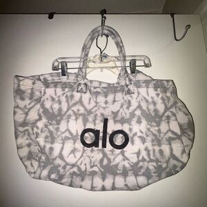 ALO Yoga Iconic Shopper Tote Bag in Grey Tie Dye